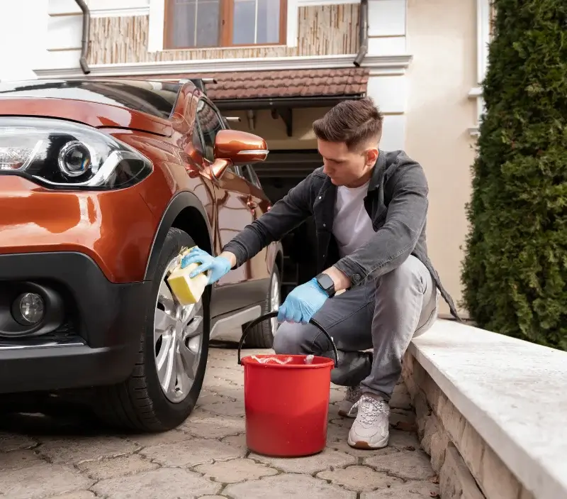 Lavage auto à domicile Caixon : professionnel intervenant sur un véhicule
